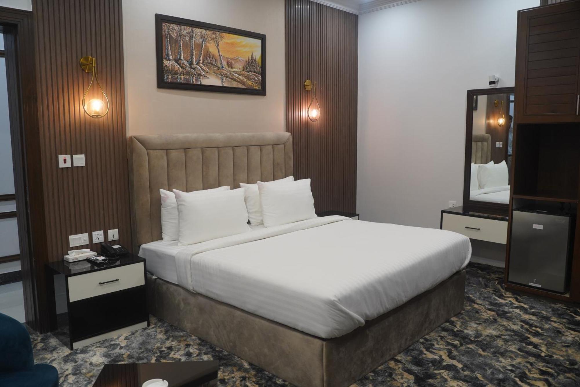 Sahiwal Swarg Hotel מראה חיצוני תמונה